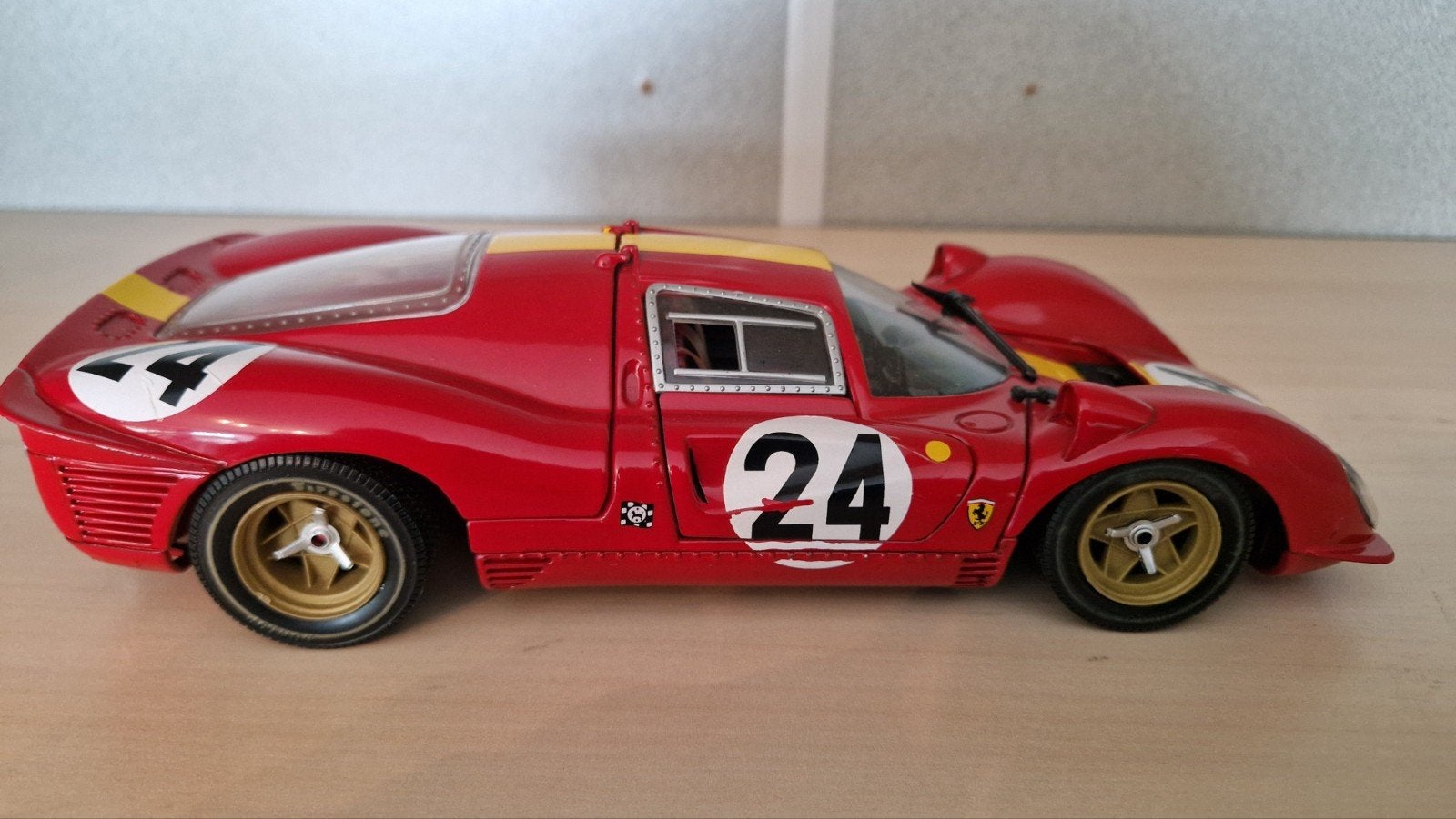 Ferrari 330 P4 Schaalmodel - Rood met Gele Streep, Ophalen of Verzenden