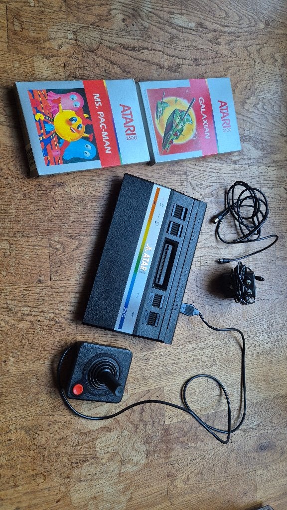 Atari 2600 + 1 controler, 2 games, Spelcomputers en Games, Spelcomputers | Atari, Ophalen of Verzenden, Met 1 controller, Atari 2600