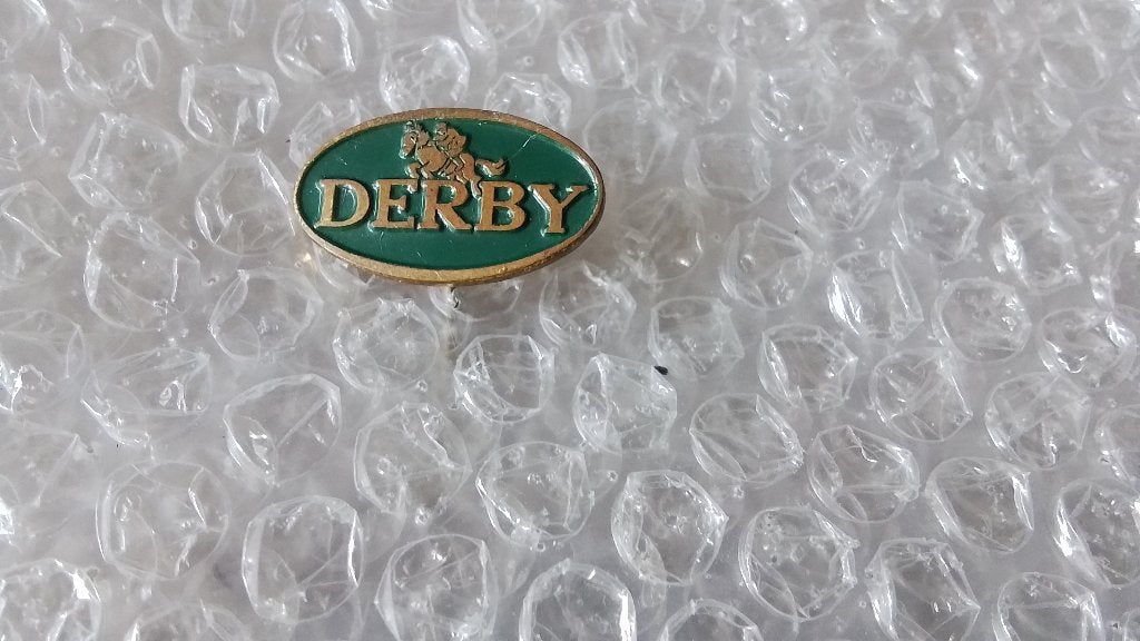 Speldje derby schoenfabriek uit Waspik, Verzamelen, Ophalen of Verzenden, Zo goed als nieuw, Overige onderwerpen