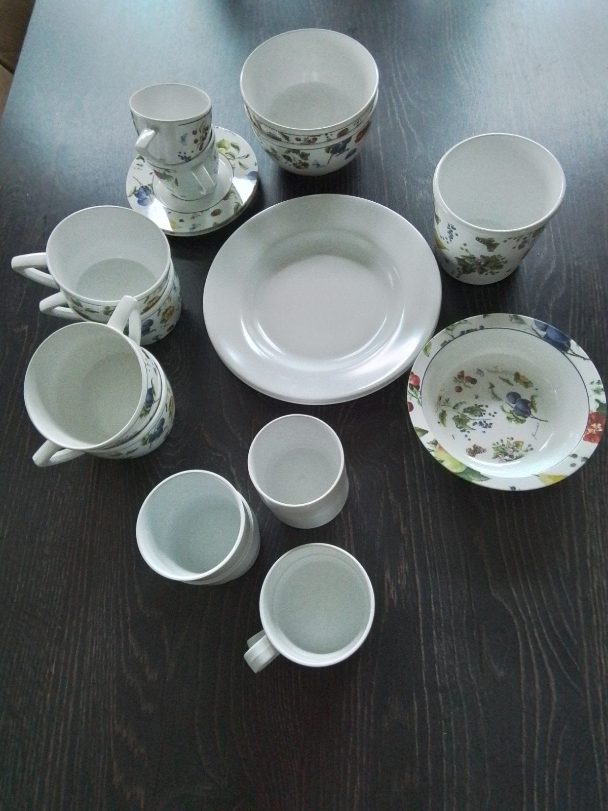 Mepal camping servies, wit en fruit en flowers., Caravans en Kamperen, Kampeeraccessoires, Ophalen of Verzenden, Zo goed als nieuw