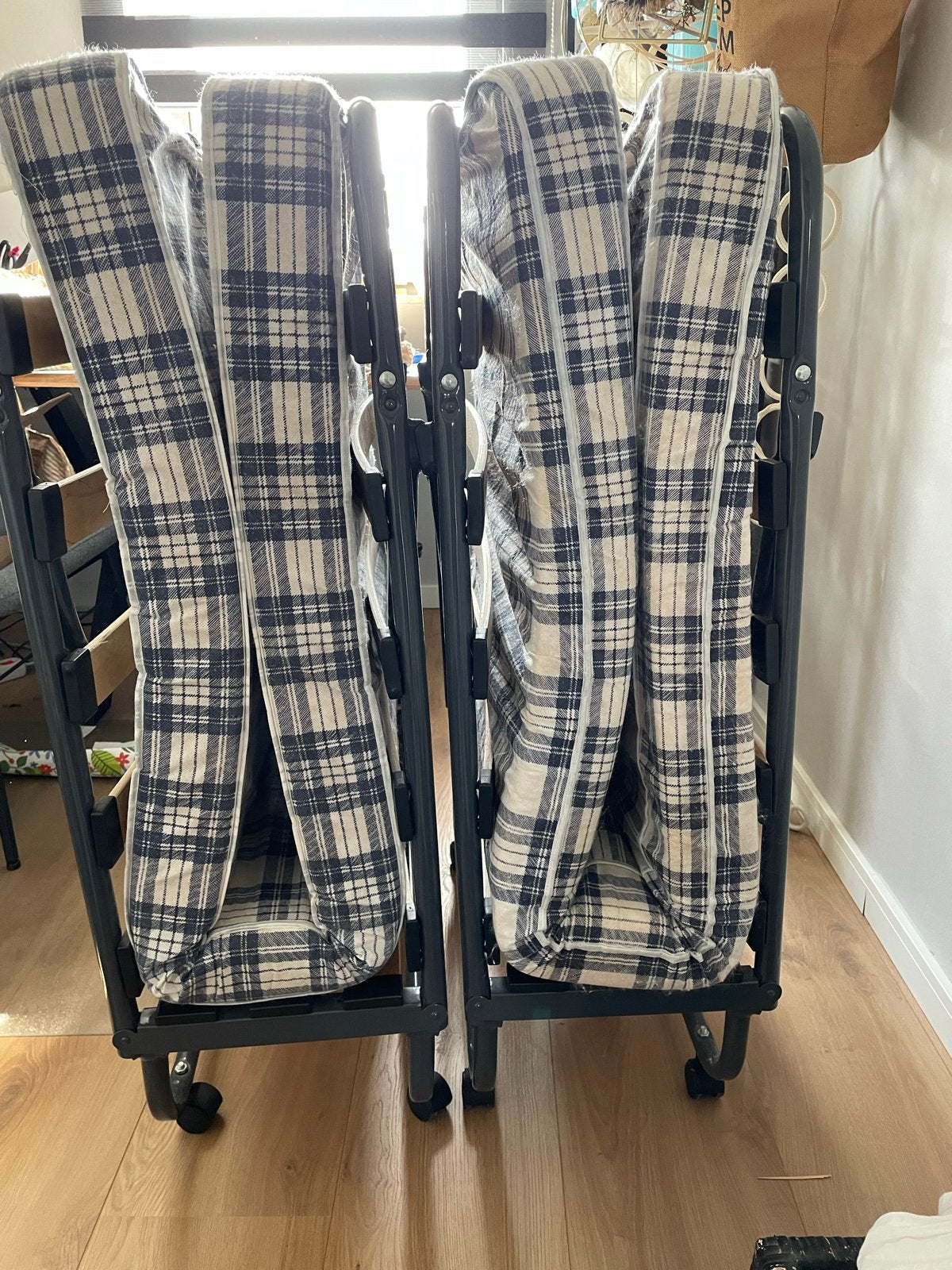 2 Logeerbedden op wieltjes met lattenbodem en matrasjes, Ophalen, Gebruikt, 190 cm of minder, Metaal