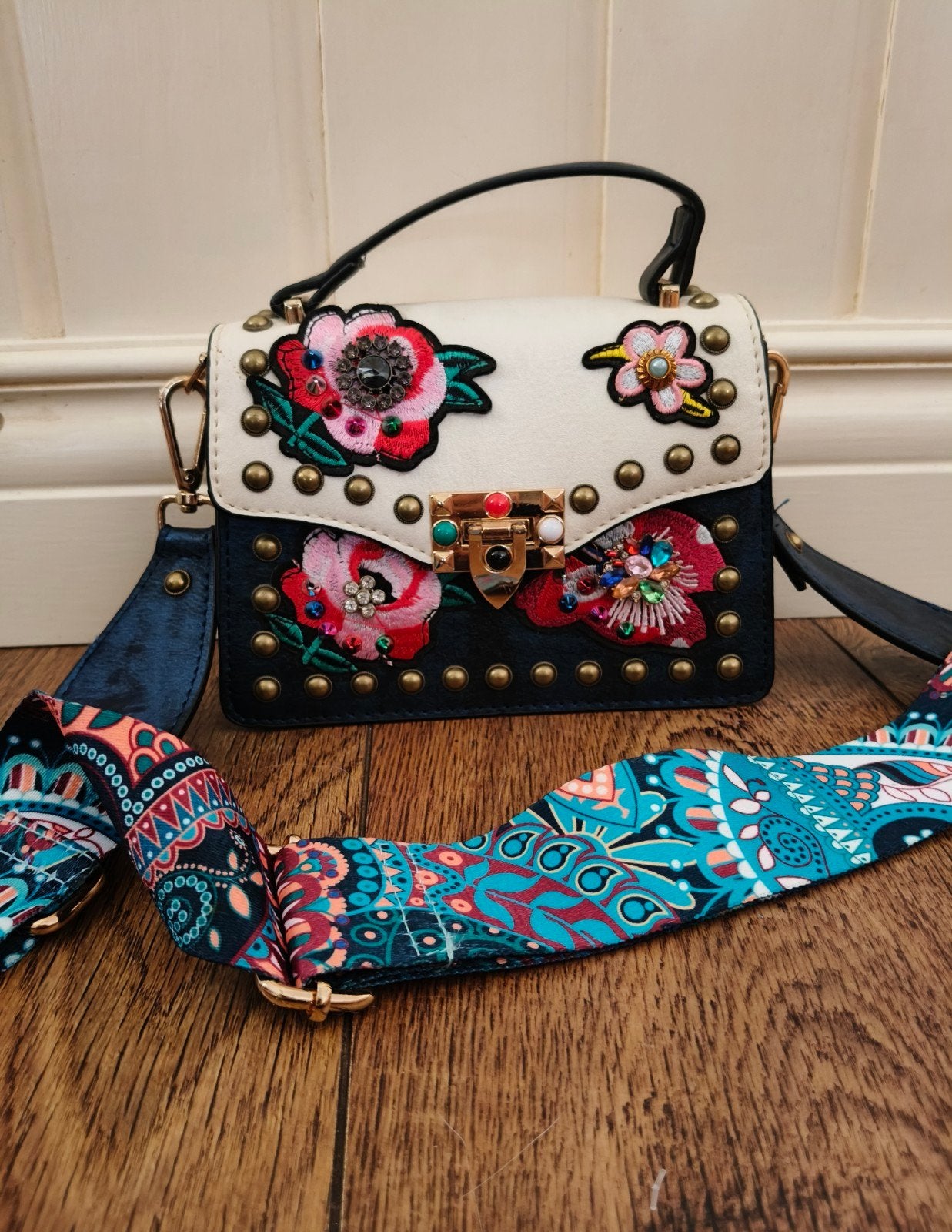 Handtas met strass, studs, borduring
en kleurrijke schouderb, Sieraden, Tassen en Uiterlijk, Tassen | Damestassen, Verzenden, Nieuw
