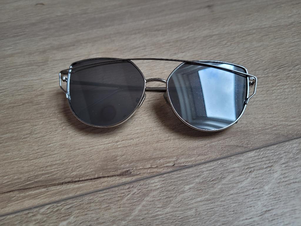 IKKI zilverkleurige zonnebril ~ NH0613, Ophalen of Verzenden, Gebruikt, Zonnebril, Overige merken