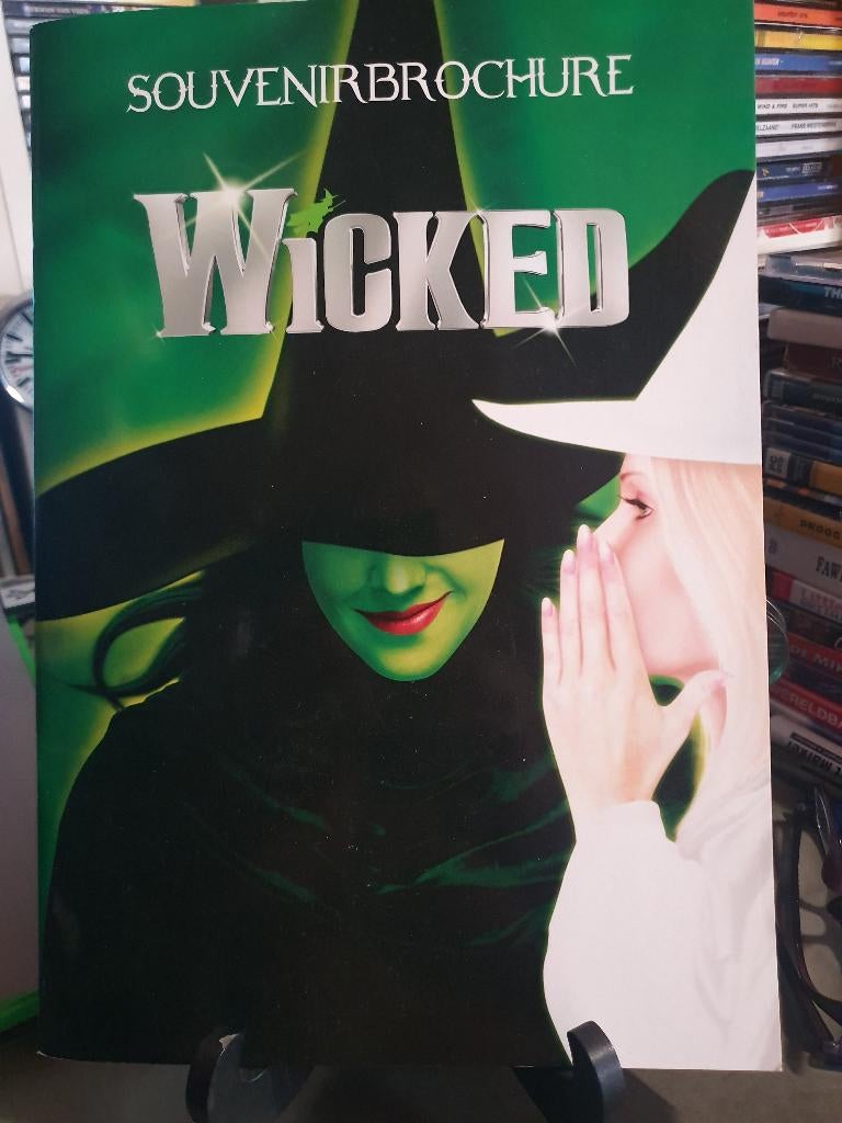 Wicked souvenirbrochure, Ophalen