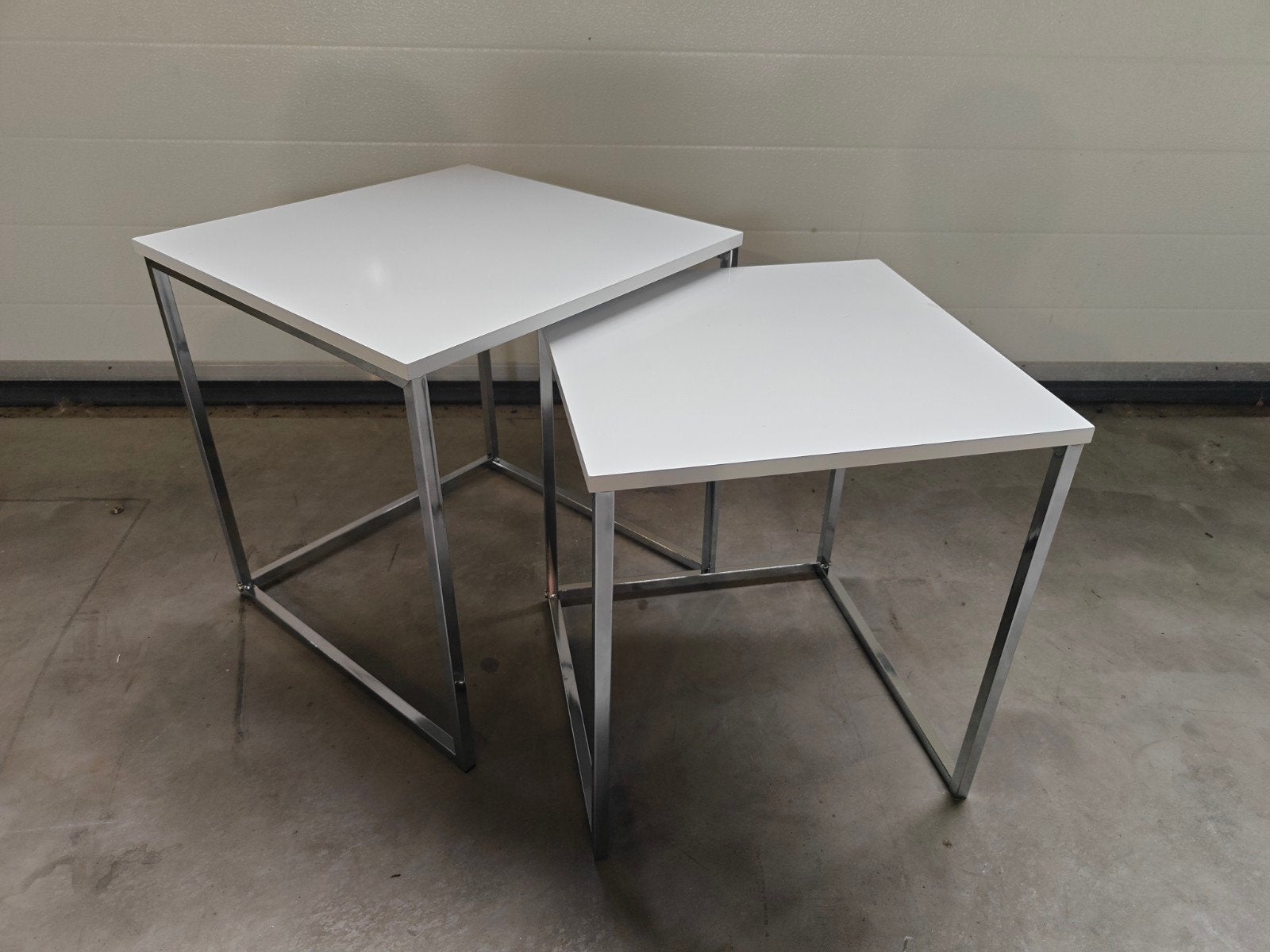 Set van 2 moderne bijzettafels - wit met chroom, Ophalen, 50 – 75, Minder dan 50 cm, Vierkant