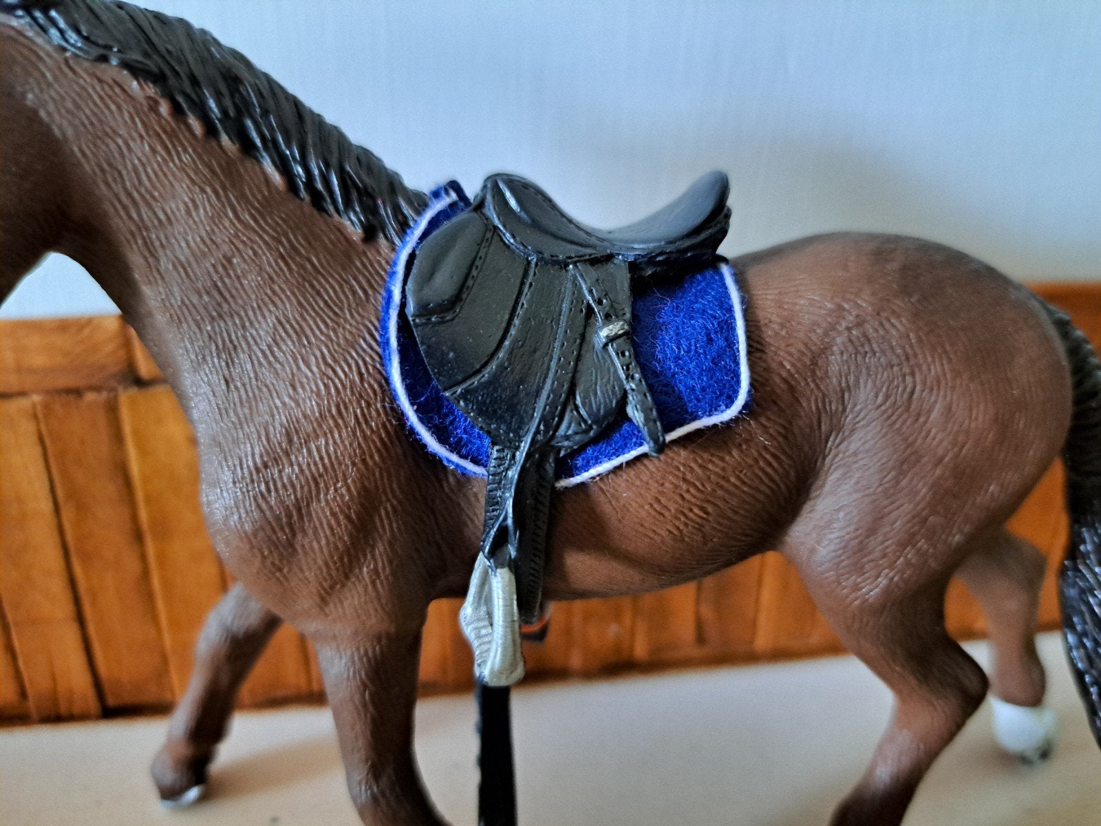 schleich zadel dekje donkerblauw, Ophalen of Verzenden, Zo goed als nieuw, Paard, Beeldje of Figuurtje