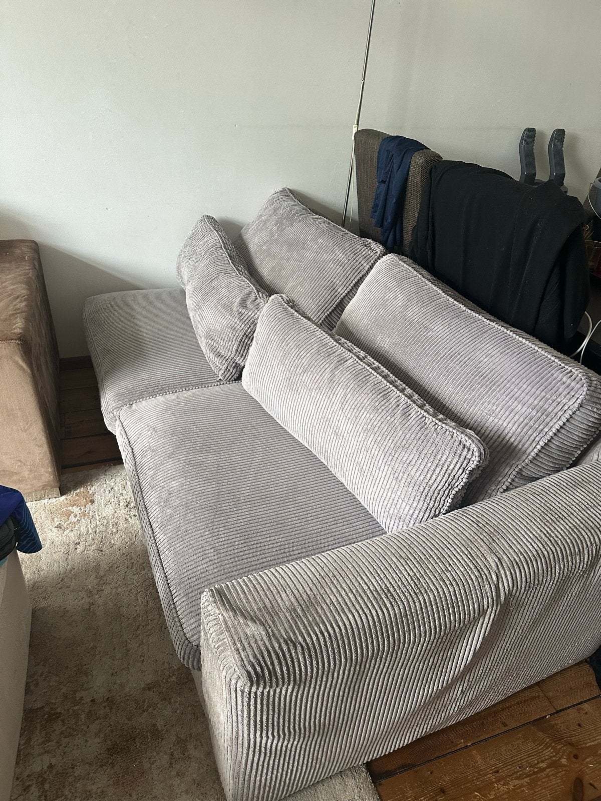 Comfortabele grijze ribstof hoekbank, Huis en Inrichting, Ophalen, 250 tot 300 cm, Gebruikt, 100 tot 125 cm