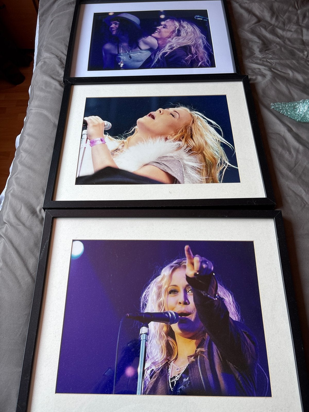 Ingelijste foto's van zangeres anouk  op het podium, Ophalen of Verzenden