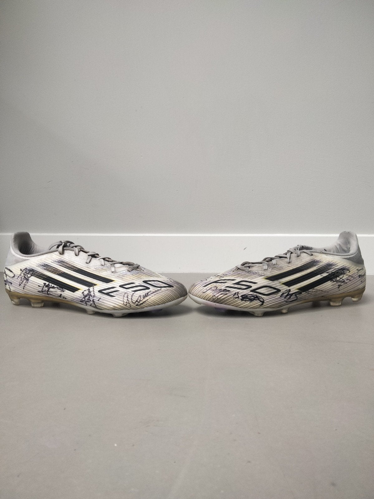 Gesigneerde voetbal schoenen FC Utrecht (26/27), Ophalen of Verzenden, Zo goed als nieuw, F.C. Utrecht, Overige typen