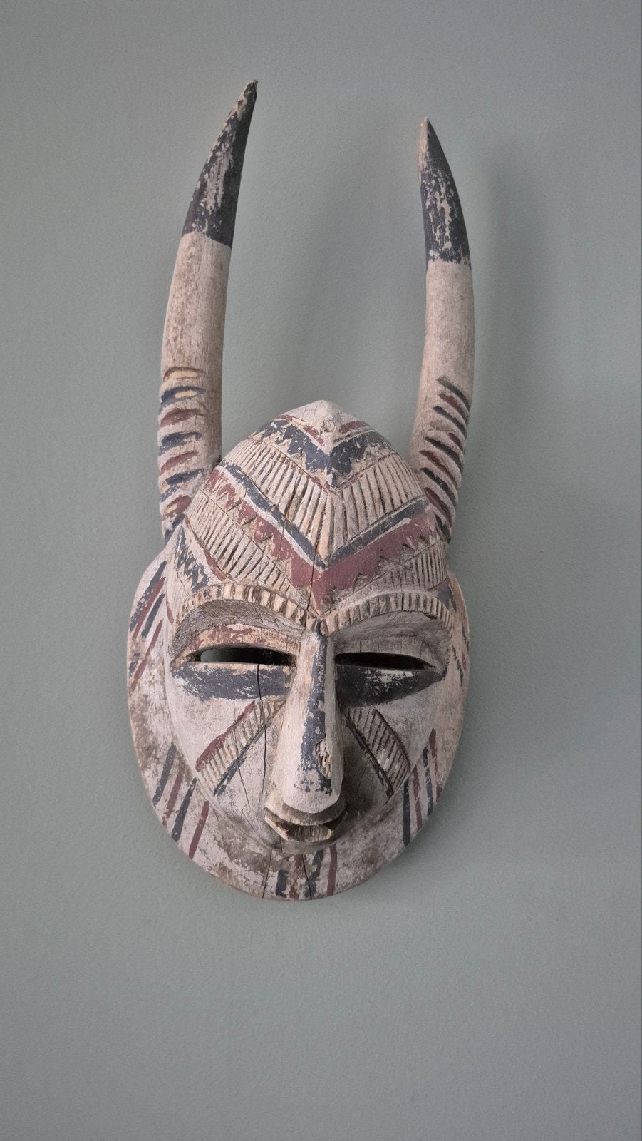 Uniek Afrikaans masker met hoorns, houtsnijwerk, 52 cm, Antiek en Kunst, Kunst | Niet-Westerse kunst, Hout, Bruin, Afrika, Masker