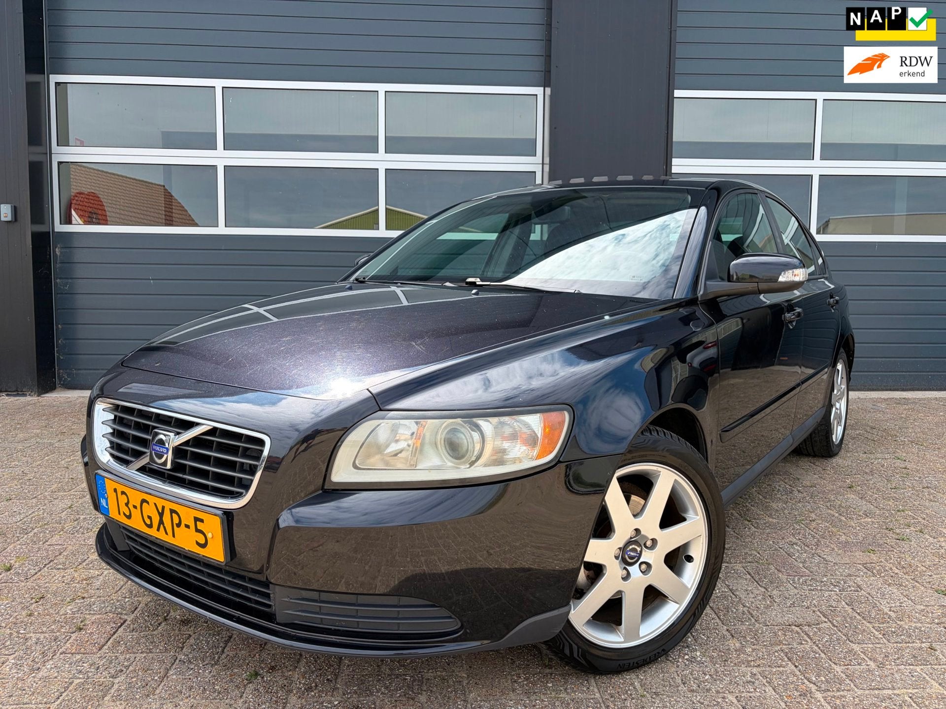 Volvo S40 1.8 Momentum|Airco|Cruise control|Pano!|, Voorwielaandrijving, Gebruikt, Zwart, 4 cilinders