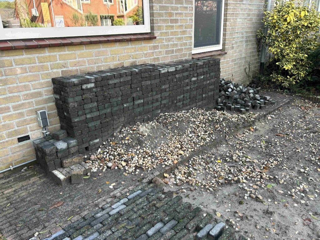 Gratis ophalen +/- 1000 zwarte klinkertjess, Ophalen, Gebruikt, Klinkers, 5 tot 10 m²