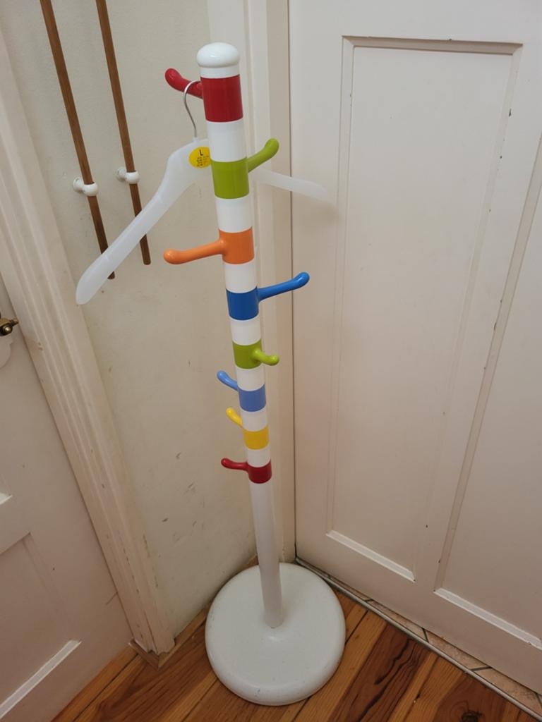 Kleurrijk kledingrek / kapstok voor kinderkamer, Ophalen, 100 tot 150 cm, Zo goed als nieuw, Staande kapstok