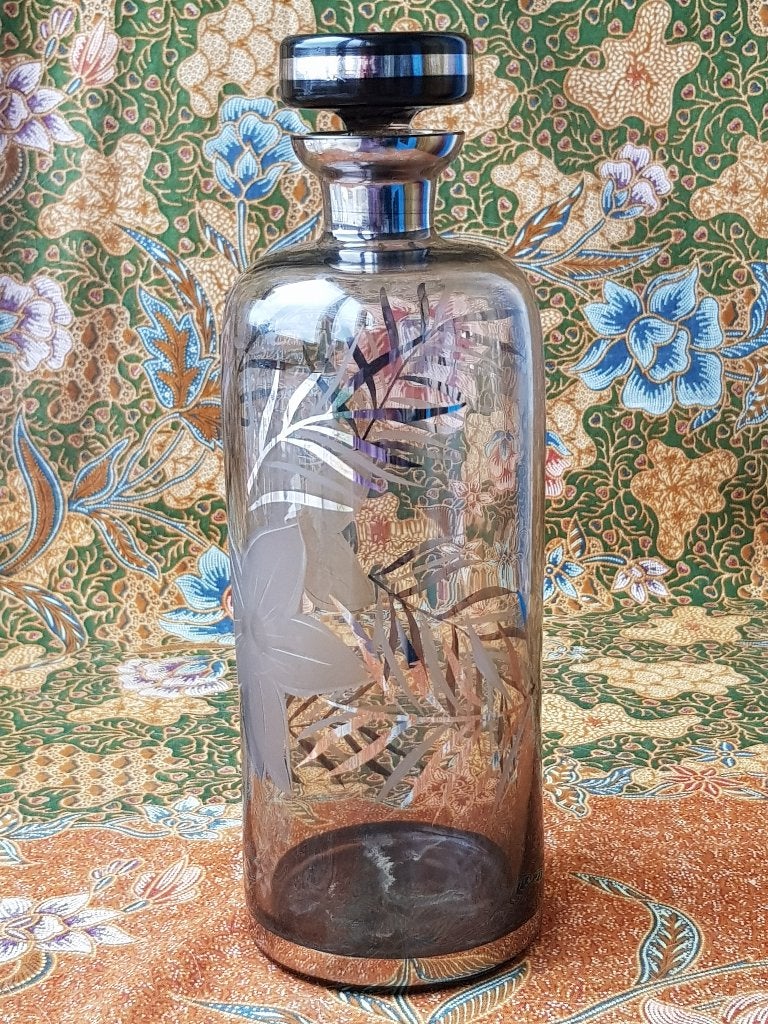 Mooie oude glazen karaf uit Engeland met bloemen 25 cm., Antiek en Kunst, Ophalen of Verzenden