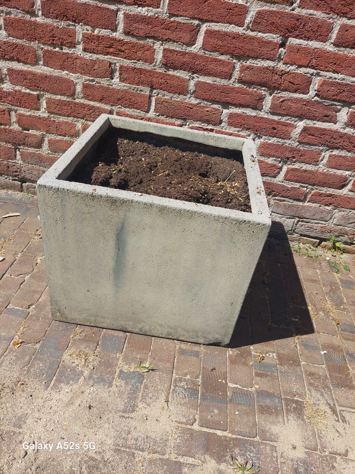 Gratis: Grijze betonnen plantenbak, Tuin en Terras, Ophalen, Gebruikt