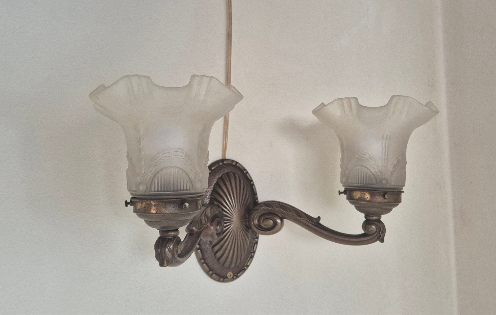 Antieke wandlamp Art nouveau met twee kelken., Antiek en Kunst, Antiek | Lampen, Ophalen of Verzenden