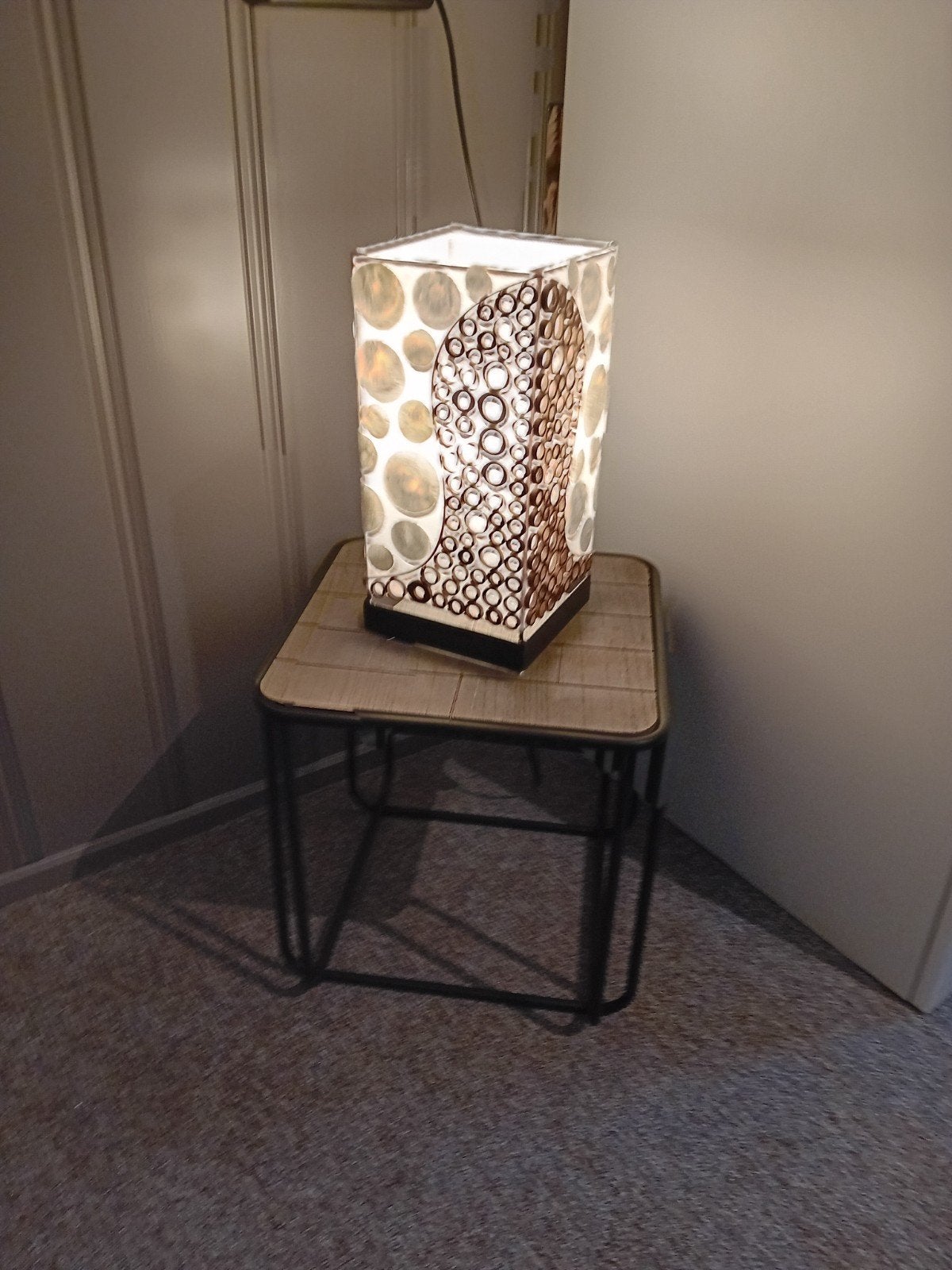 Moderne tafellamp met uniek cirkelpatroon, Kunststof, Meerkleurig, Ophalen of Verzenden, Modern