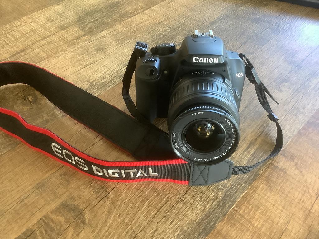 Prachtige Canon spiegelreflex camera 1000D met 18/55mm lens, Ophalen of Verzenden, Zo goed als nieuw, Canon, Geen optische zoom