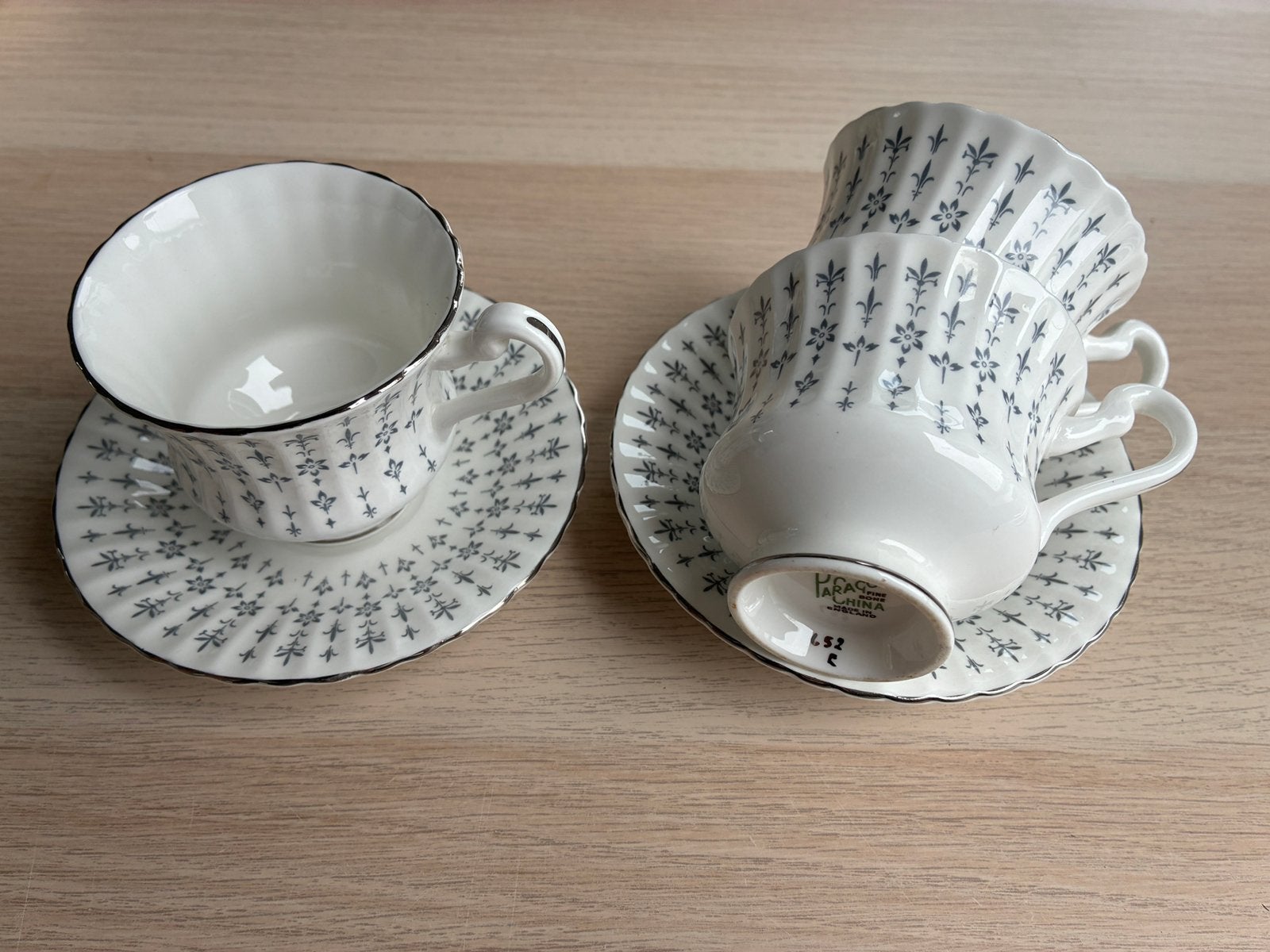 3 Paragon kop en schotels met Fleur de Lys motief, Antiek en Kunst, Ophalen