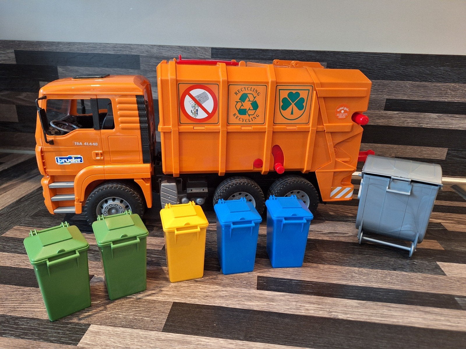 Bruder Vuilniswagen met 6 vuilnisbakken, Ophalen of Verzenden, Zo goed als nieuw