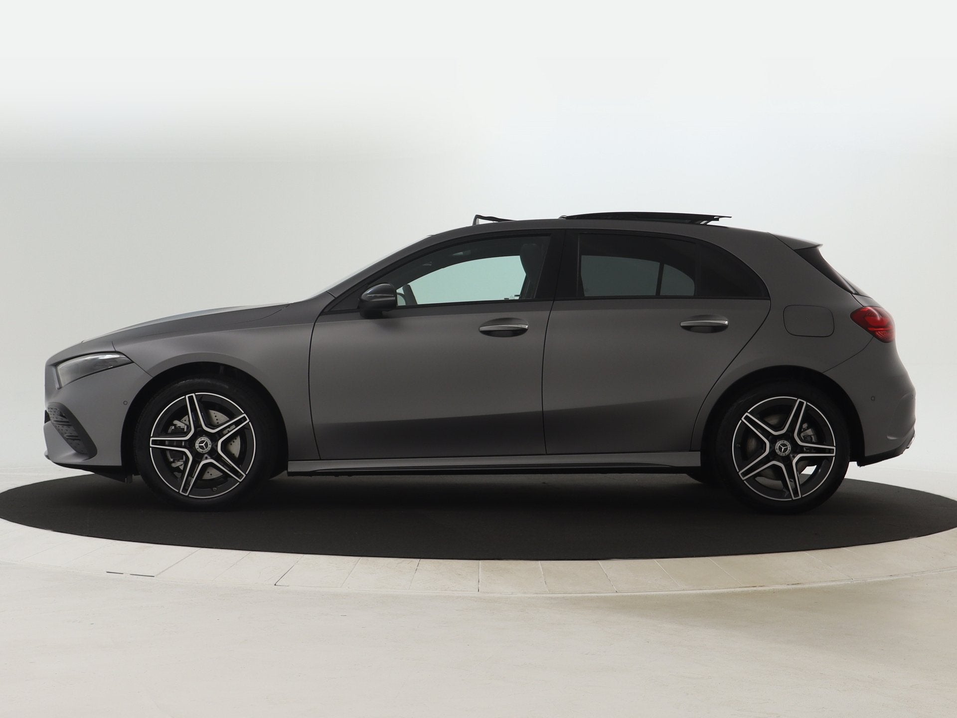 Mercedes-Benz A-Klasse 250 e AMG NIghtpakket | Panoramadak |, 12 maanden, 15 kWh, Alcantara, Bedrijf