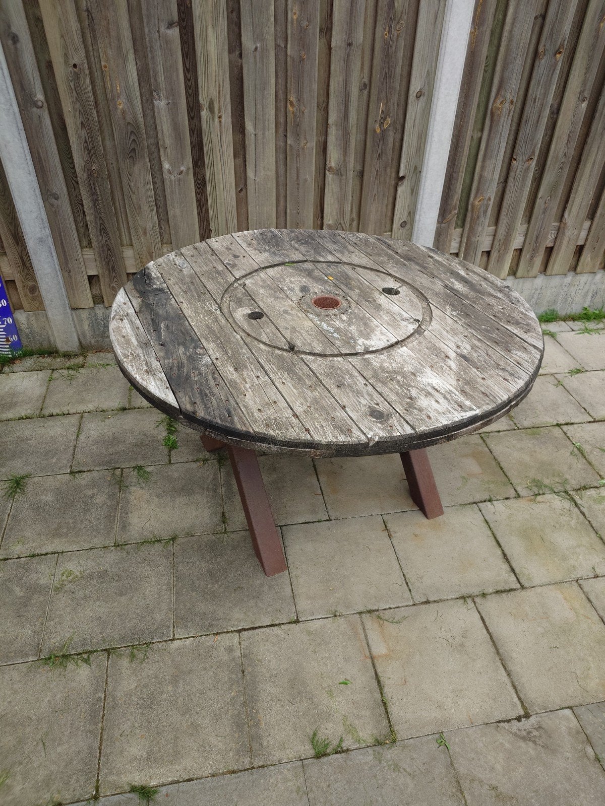 Robuuste ronde tuintafel van hout en metaal, Huis en Inrichting, Gebruikt, Rond, Industrieel, Rustiek, Gerecycled, Drie personen
