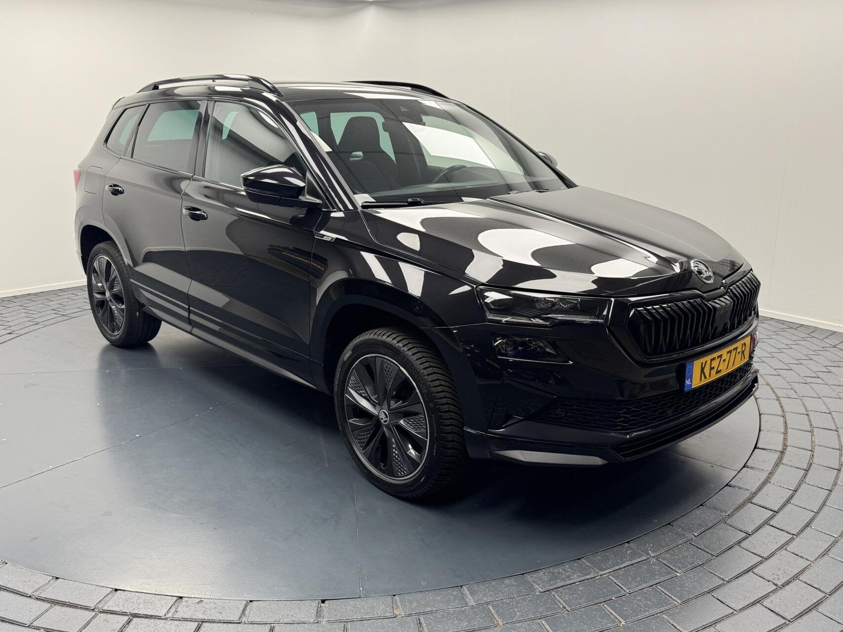 Skoda Karoq 1.5 TSi DSG Sportline Navigatie-Trekhaak-Adapt.C, Auto's, Stof, 4 cilinders, Karoq, Bedrijf