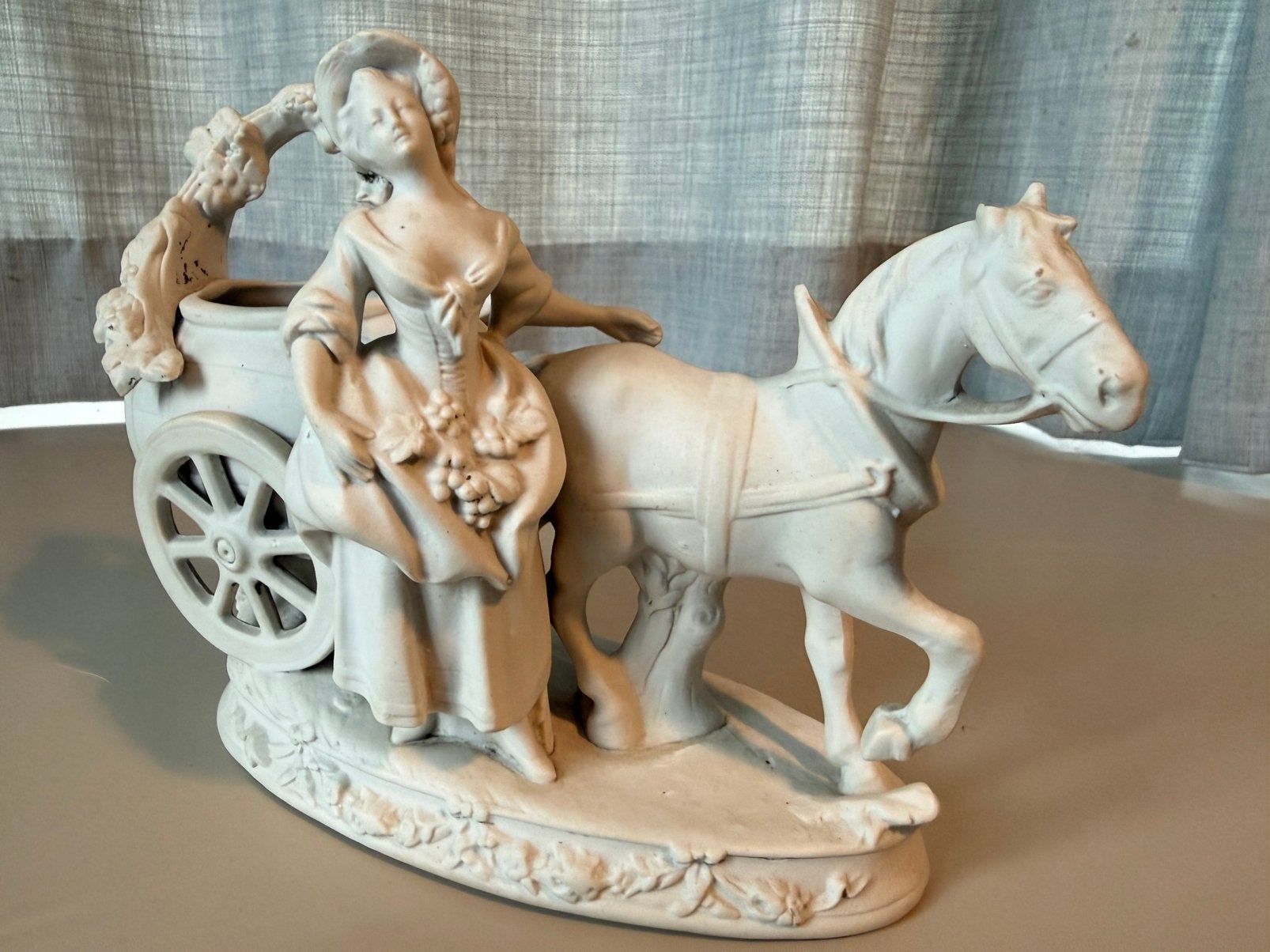 Biscuitporseleinen beeldje van vrouw met paard, Ophalen of Verzenden