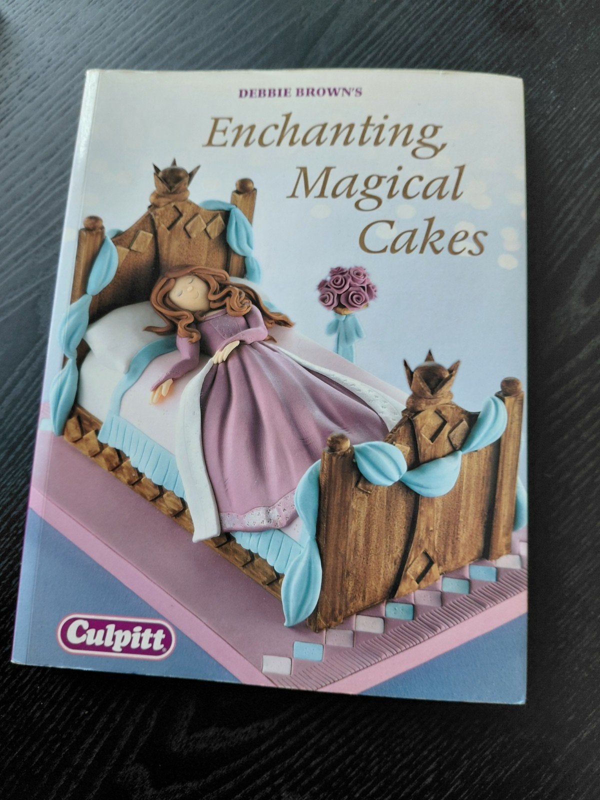 Enchanting Magical Cakes - Taart recepten boek, Gelezen, Debbie Brown, Ophalen of Verzenden, Taart, Gebak en Desserts