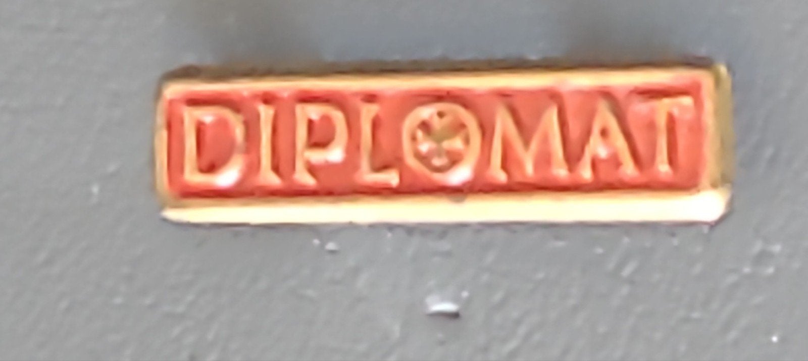 Vintage 'DIPLOMAT' broche, rood en goudkleurig, Verzamelen, Verzenden, Gebruikt
