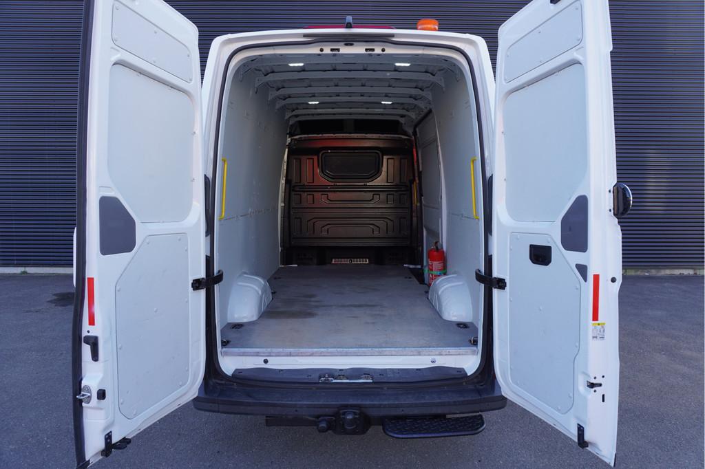 Volkswagen Crafter 35 177pk RWD L3H3/L2H2 3500kg Trekhaak Ap, Auto's, Gebruikt, 4 cilinders, Volkswagen, Wit