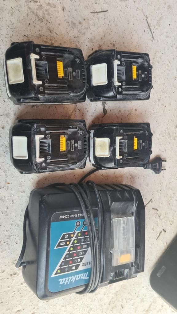 Makita accu's en laders - 4x 18V 3.0Ah accu's en lader, Doe-het-zelf en Verbouw, Gereedschap | Boormachines, Ophalen of Verzenden
