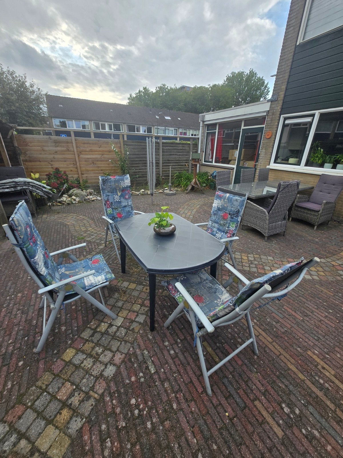 Kunststof tuinset met 4 stoelen, kussens en opbergbox, Tuin en Terras, Ophalen, 4 zitplaatsen, Kunststof, Gebruikt