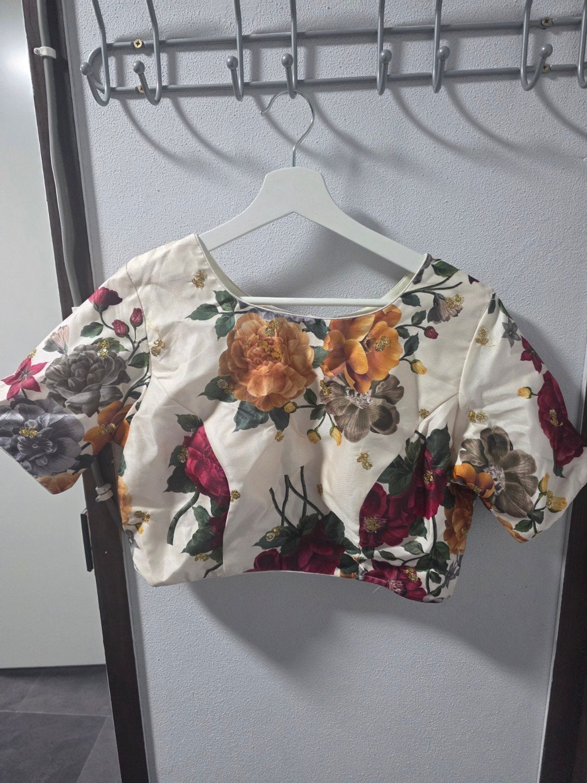 Mooie Indiase kleding met bloemenprint en gouden details, Kleding | Dames, Jurken, Ophalen, Meerkleurig, Maat 42/44 (L), Onder de knie