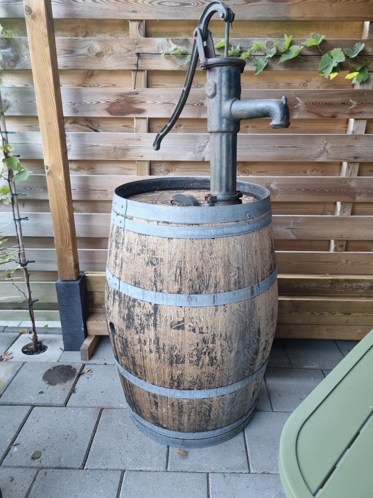 Houten regenton van wijnvat met gietijzeren handpomp, 150 liter of meer, Ophalen, Gebruikt, Hout