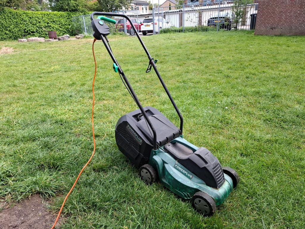 Powerplus grasmaaier - 32cm maaibreedte, werkt perfect, Ophalen, Gebruikt, Elektrische grasmaaier, Balkmaaier