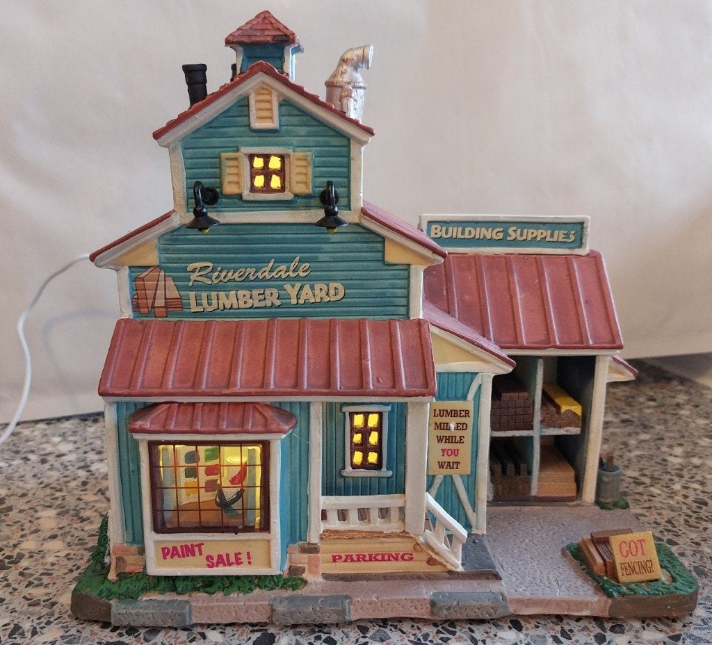 Lemax Harvest Crossing Riverdale Lumber Yard 85690, Ophalen of Verzenden, Zo goed als nieuw