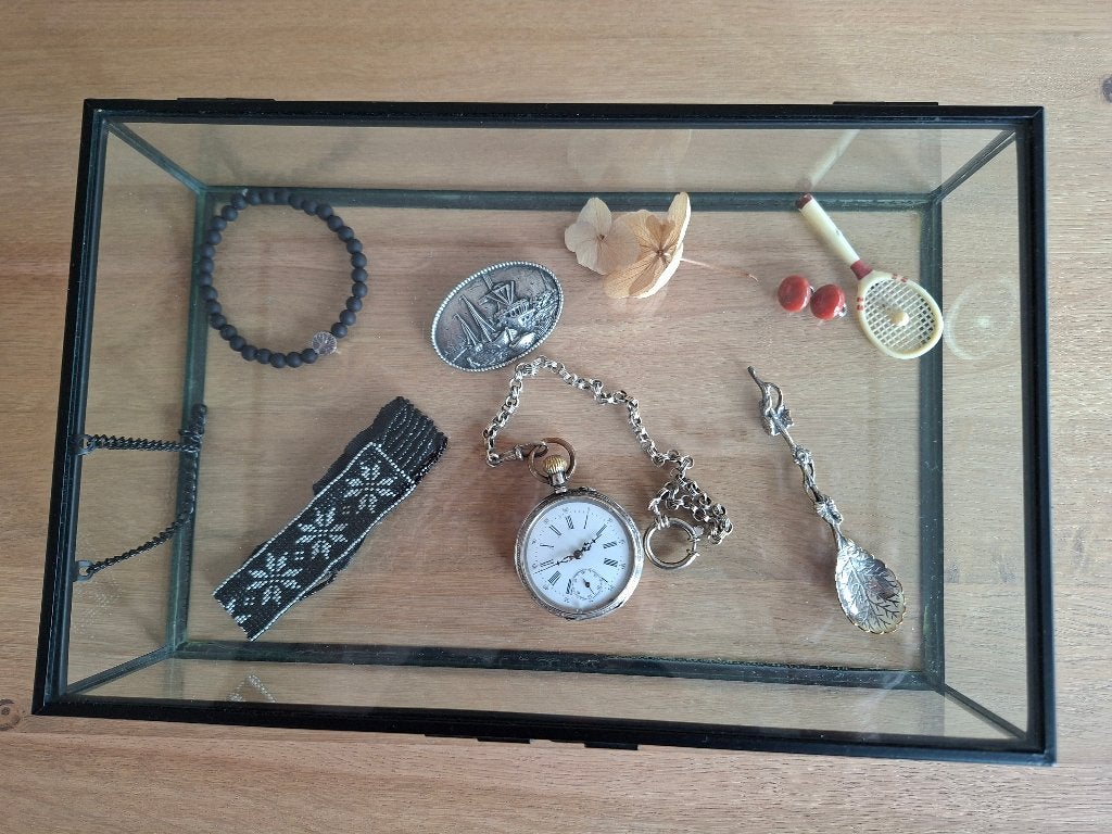 Pronkdoos, glas met zwart metalen randen,vierkant, i.z.g.st., Zwart, Ophalen of Verzenden, Glas, Landelijk