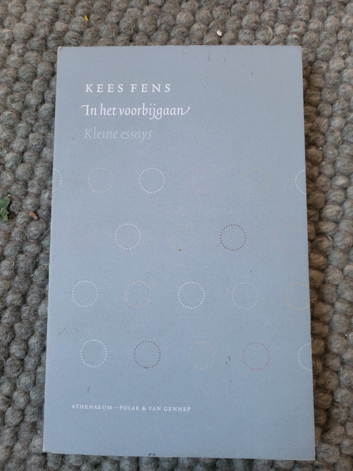 Kees Fens - In het voorbijgaan - Kleine essays, Ophalen of Verzenden, Zo goed als nieuw, Kees Fens, Nederland
