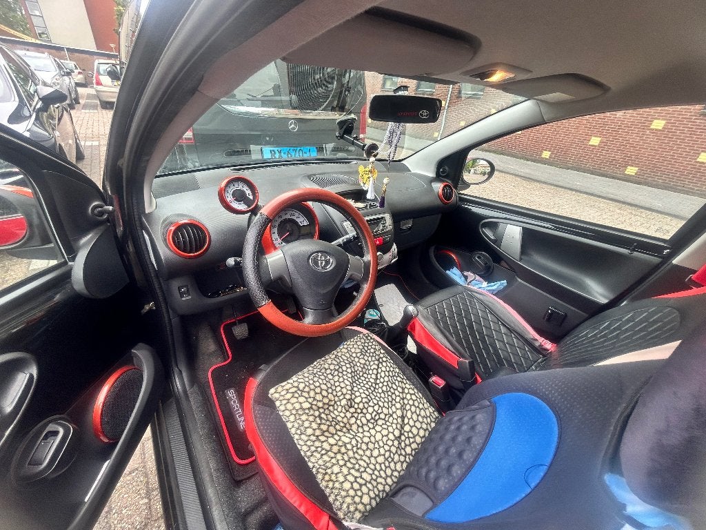 Toyota Aygo 1.0 12V Vvt-i 5DRS 2012 Zwart, Voorwielaandrijving, Stof, 4 stoelen, Origineel Nederlands