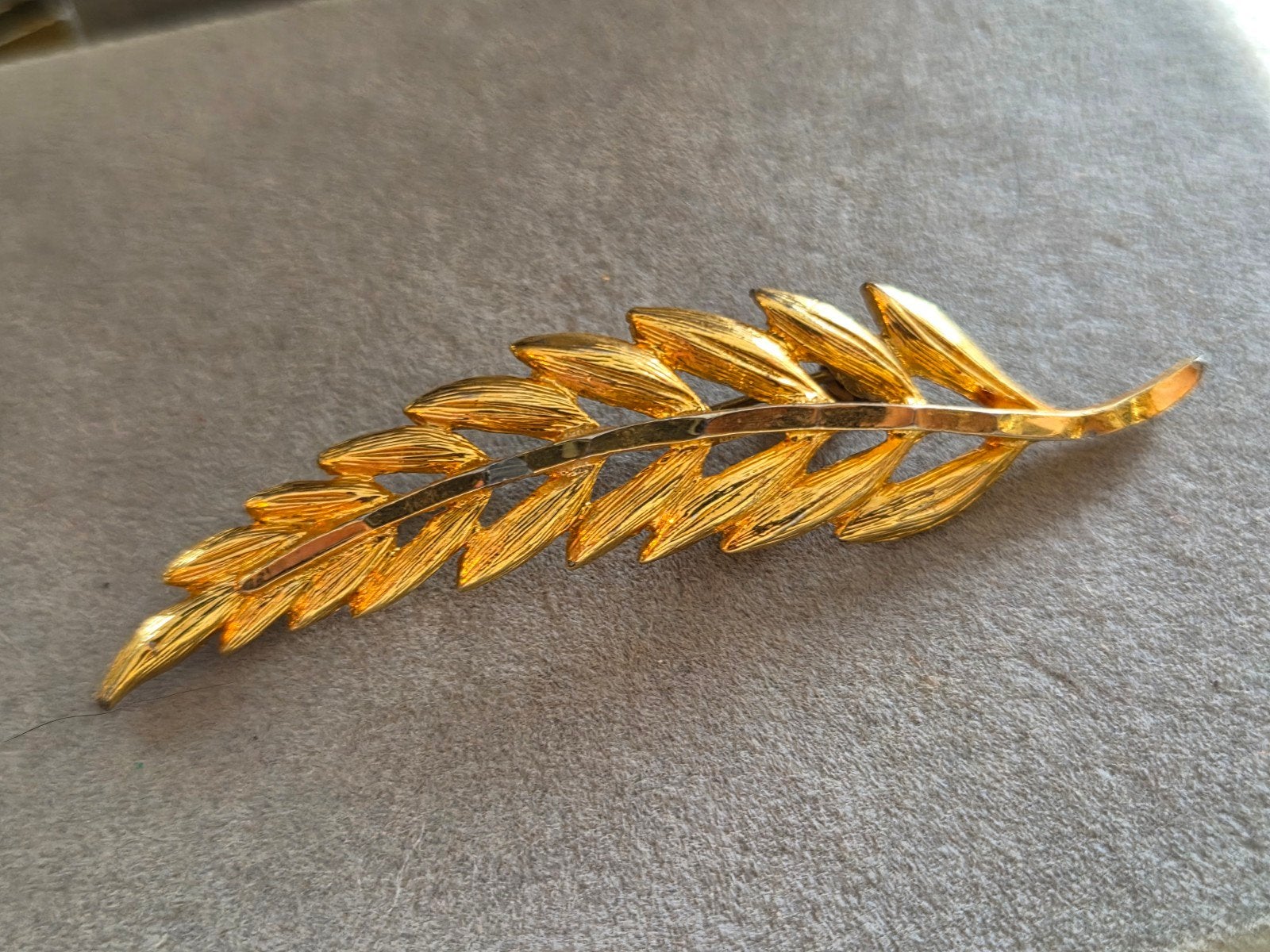 Vintage Broche Bladgoud Look 7.5x3cm, Overige materialen, Gebruikt, Ophalen of Verzenden, Goud