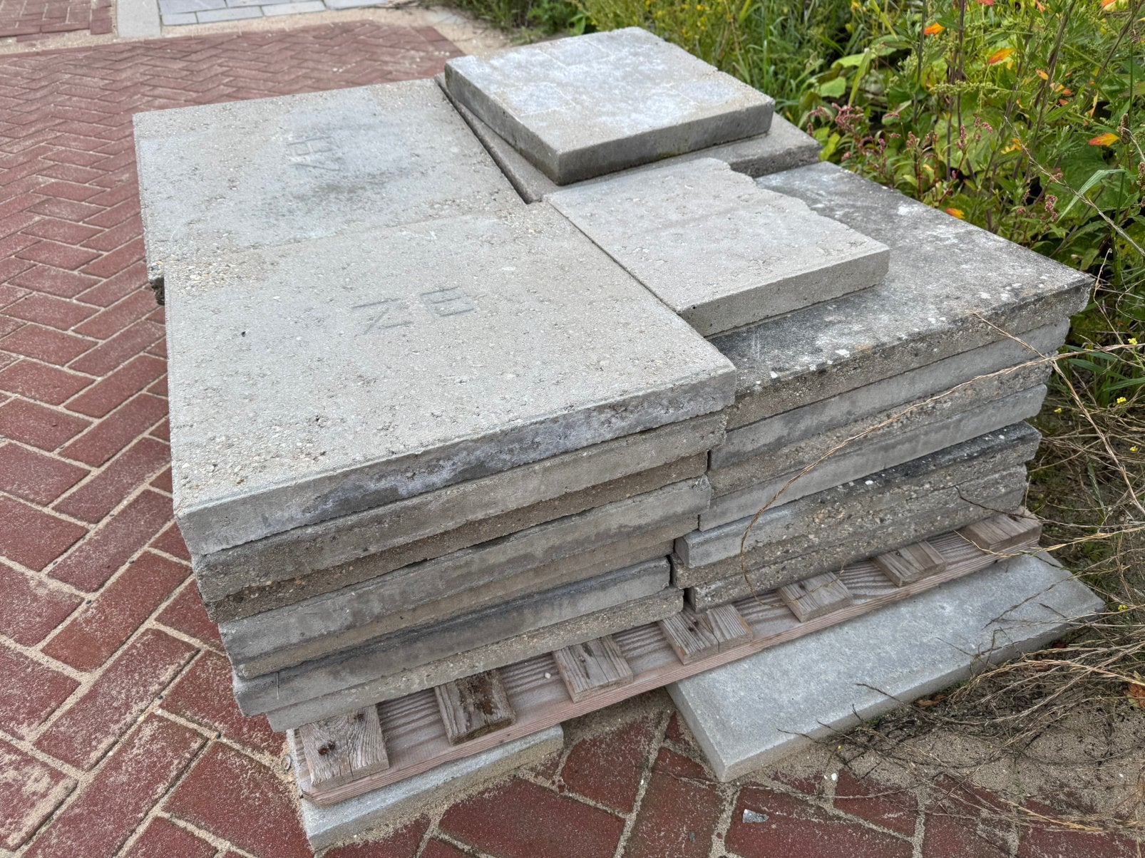 Gratis betontegels 50x50 8 stuks, Ophalen, Gebruikt, 5 tot 10 m², Beton