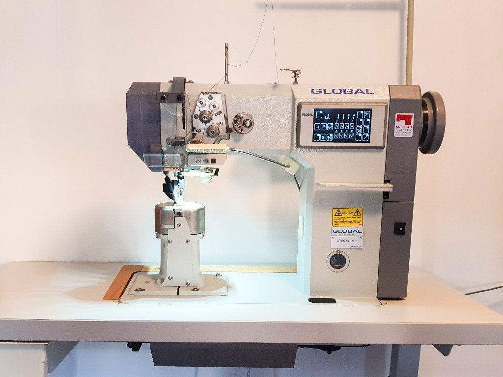 Global LP 8974 I-AUT 2-naalds zuilstikmachine, 1x gebruikt, Hobby en Vrije tijd, Naaimachines en Toebehoren, Industrieel, Ophalen