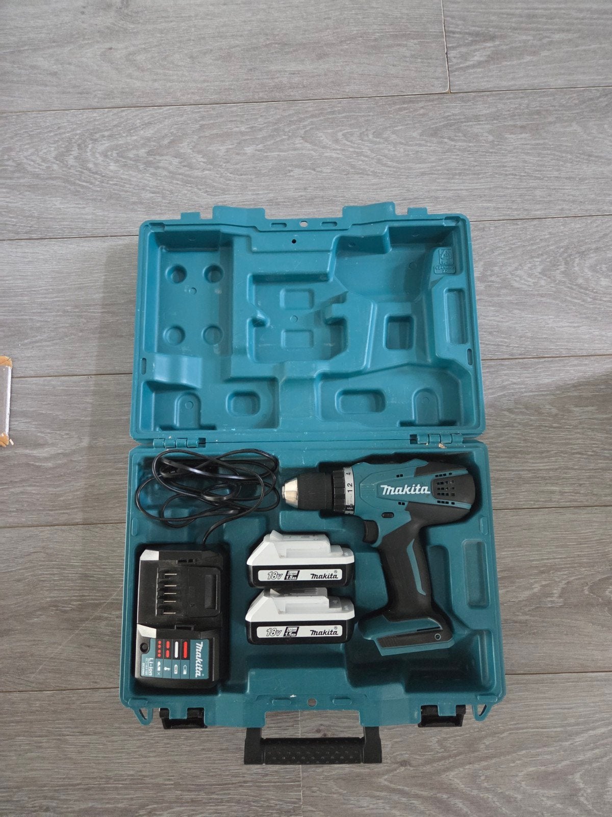 Makita Boor- en Schroefmachine met 2 accu's en lader, Ophalen, Variabele snelheid, Boor- en Schroefmachine, Gebruikt