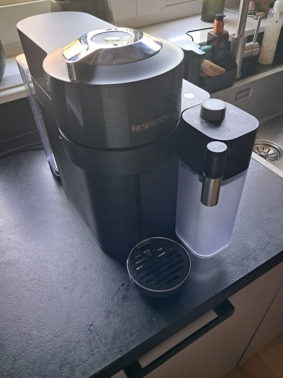 Nespresso De'Longhi Lattissima Vertuo koffiemachine, Ophalen, Koffiepads en cups, Koffiemachine, Zo goed als nieuw