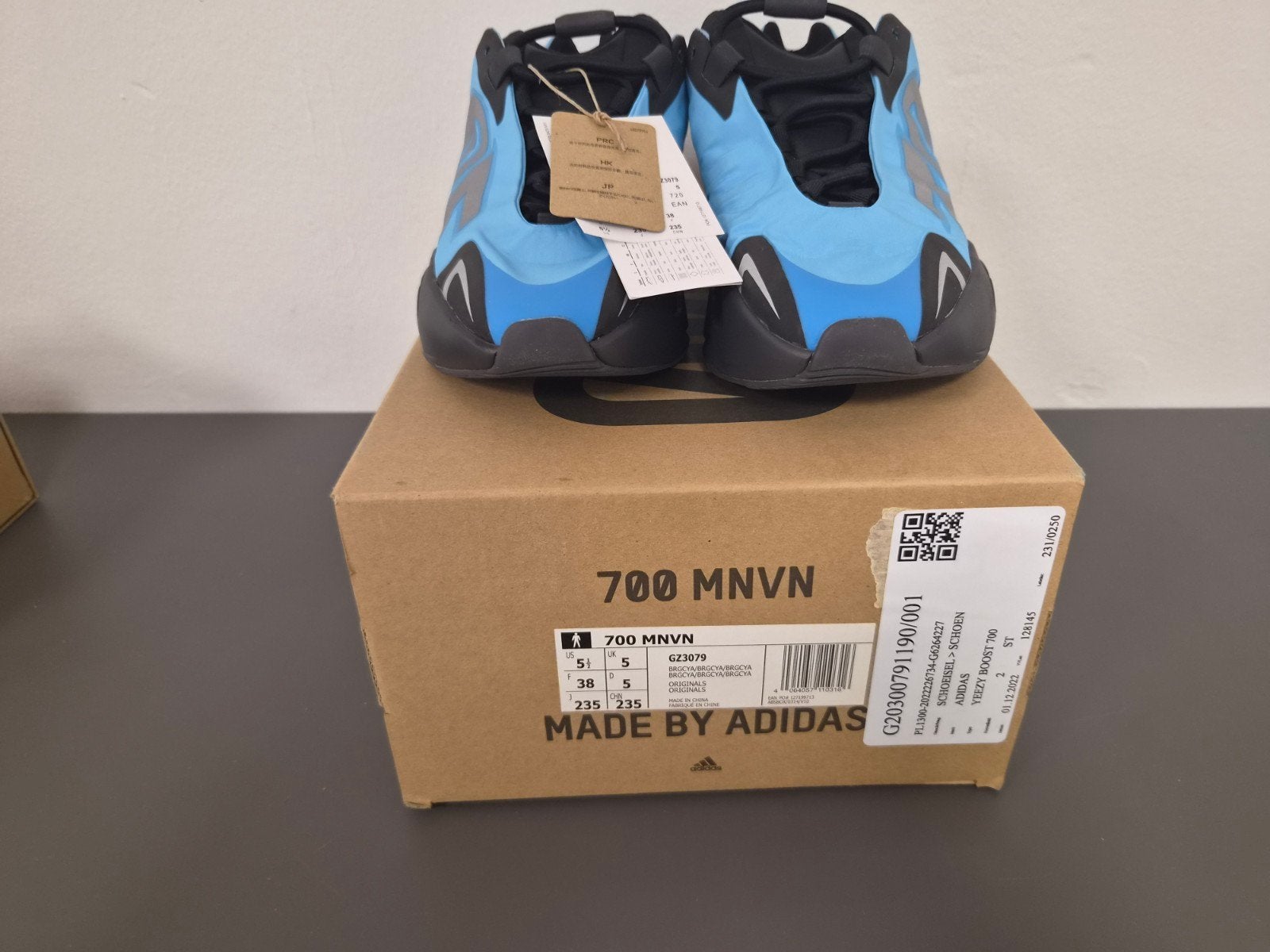 Adidas Yeezy Boost 700 MNVN Blue Tint Maat 38, Kleding | Heren, Blauw, Nieuw, Ophalen of Verzenden, Sneakers of Gympen