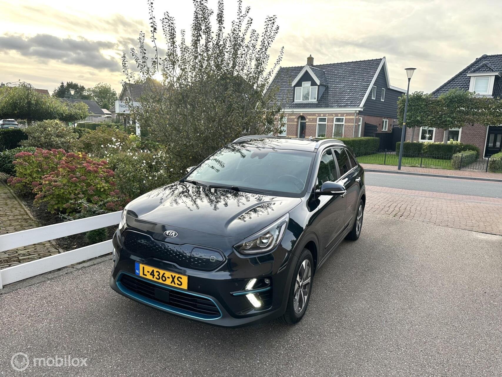 Kia e-Niro ExecutiveLine 64 kWh 3-FASE SOH 98,6% WARMTEPOMP, Auto's, Gebruikt, Zwart, 1712 kg, Met garantie (alle)