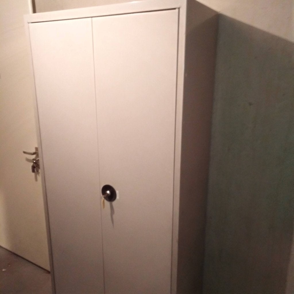 Lichtgrijze stalen archiefkast met vleugeldeuren en 1 plank, Ophalen, Gebruikt, 100 tot 150 cm, 50 tot 100 cm
