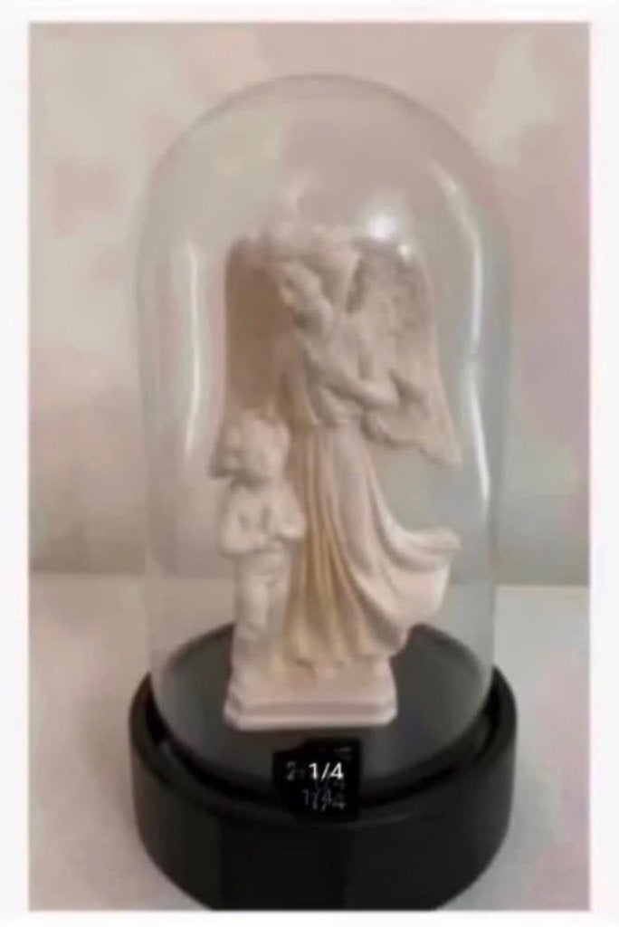 Religie: vintage beeldje Engel, Polyresin, onder stolp 19,5, Ophalen of Verzenden