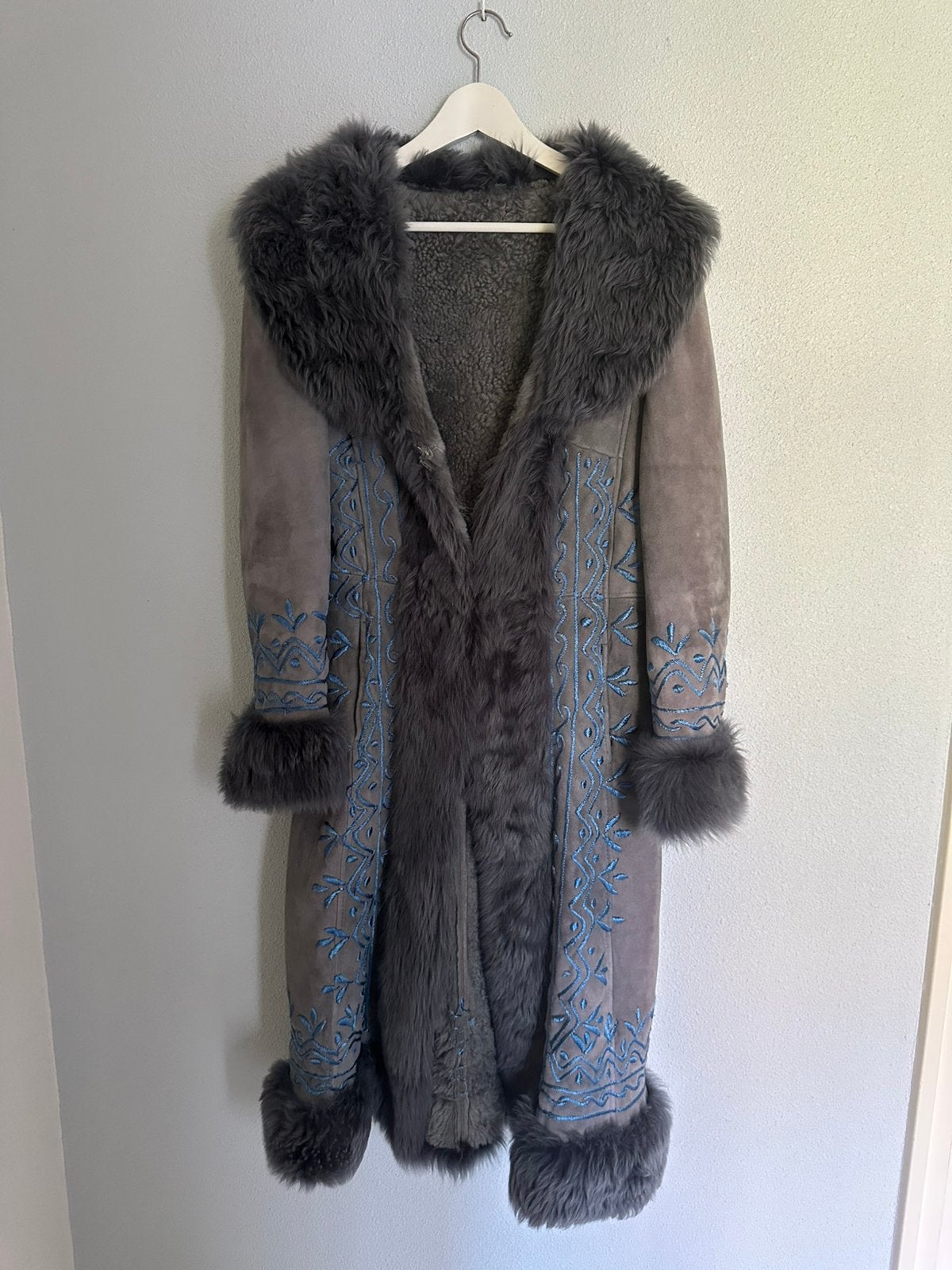 Dandelie Afghaanse schapenvacht jas met borduursels, Ophalen of Verzenden, Gedragen, Maat 36 (S), Blauw